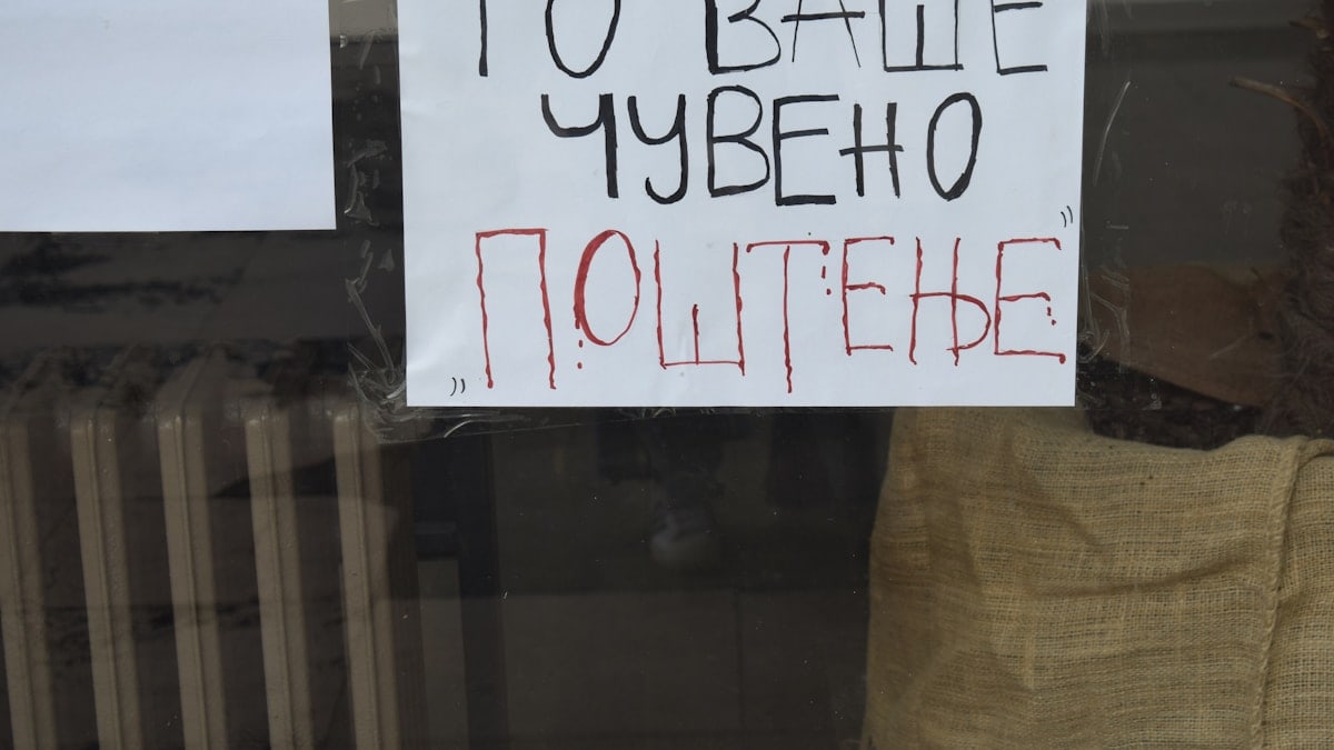 A sign on a glass door that says to baile yybeho to